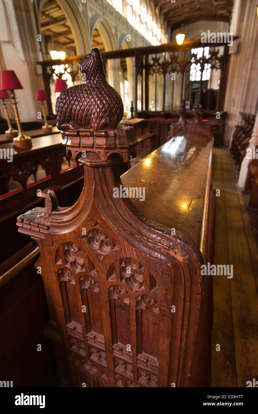 UK England, Suffolk, Lavenham, Pfarrkirche, Quire, alten geschnitzt Eiche Pew Ende Stockfoto