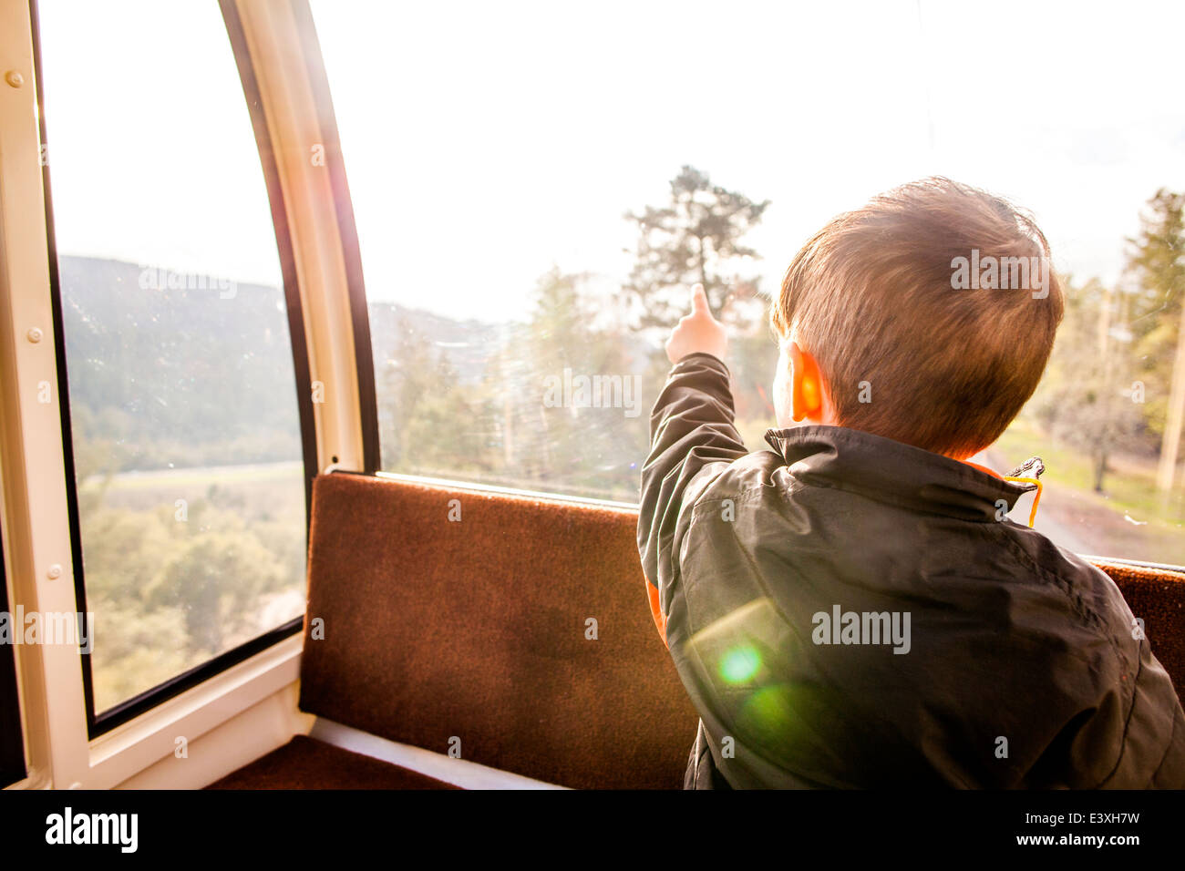 Kaukasische Junge schaut aus Straßenbahn Fenster Stockfoto