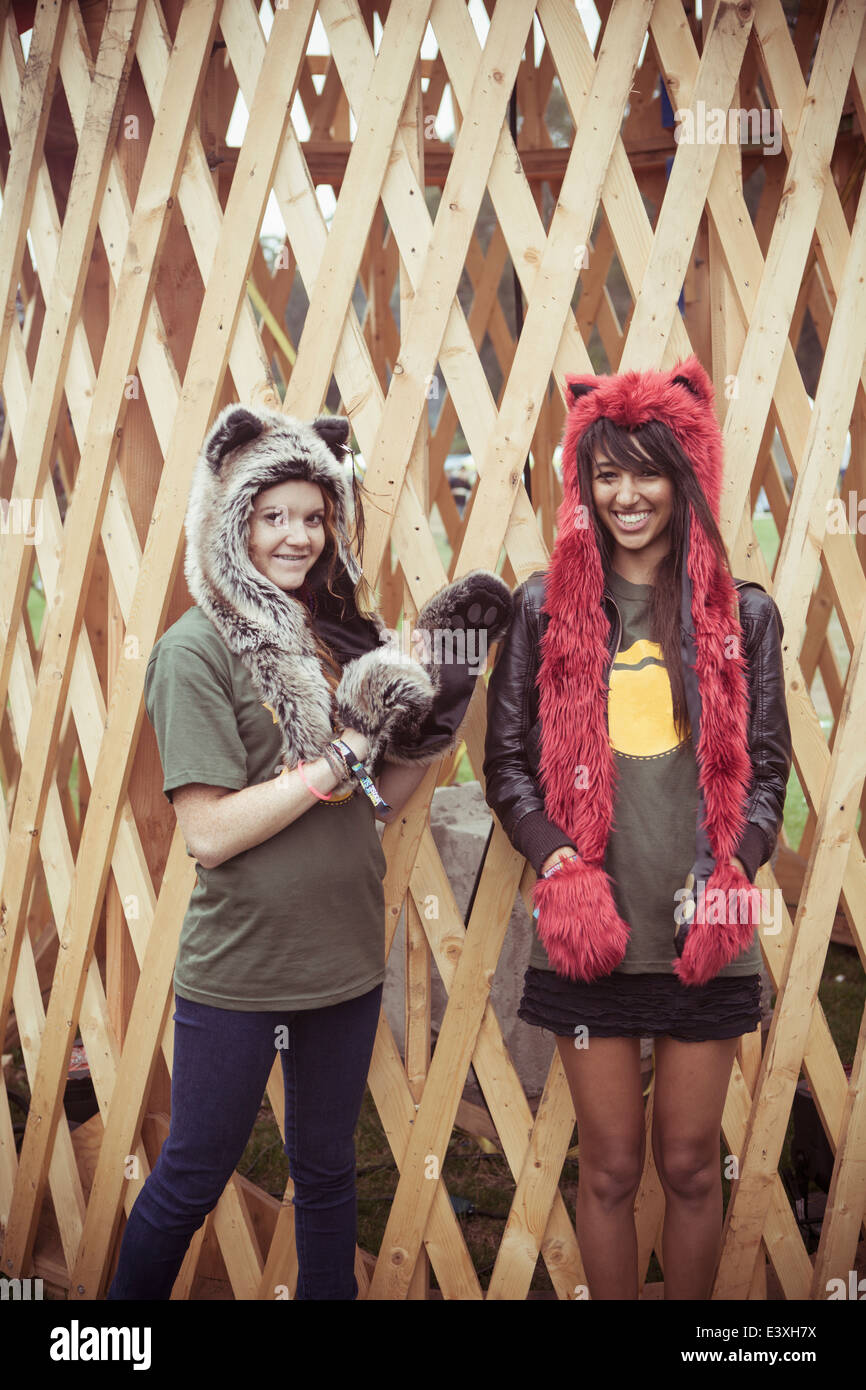 Frauen mit pelzigen Hüten im freien Stockfoto