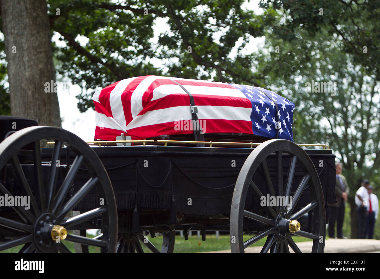 Amerikanische Flagge über Sarg bei militärischen Beerdigung Stockfoto