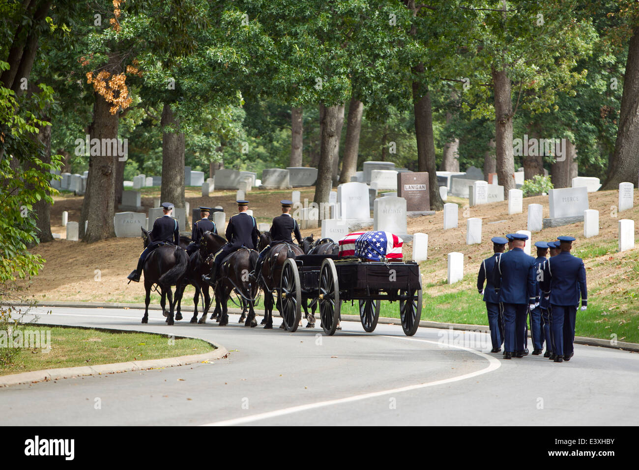 Kutsche ziehen Sarg um Militärfriedhof Stockfoto