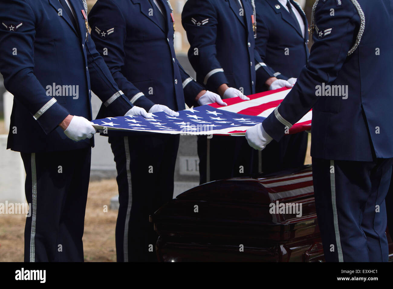Soldaten, die Flagge bei militärischen Beerdigung Falten Stockfoto
