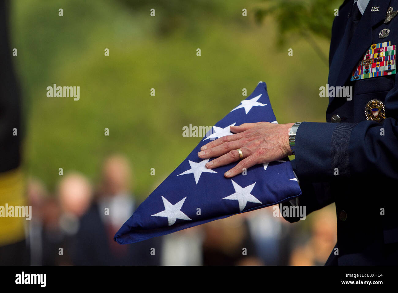 Soldat Faltung Flagge bei militärischen Beerdigung Stockfoto