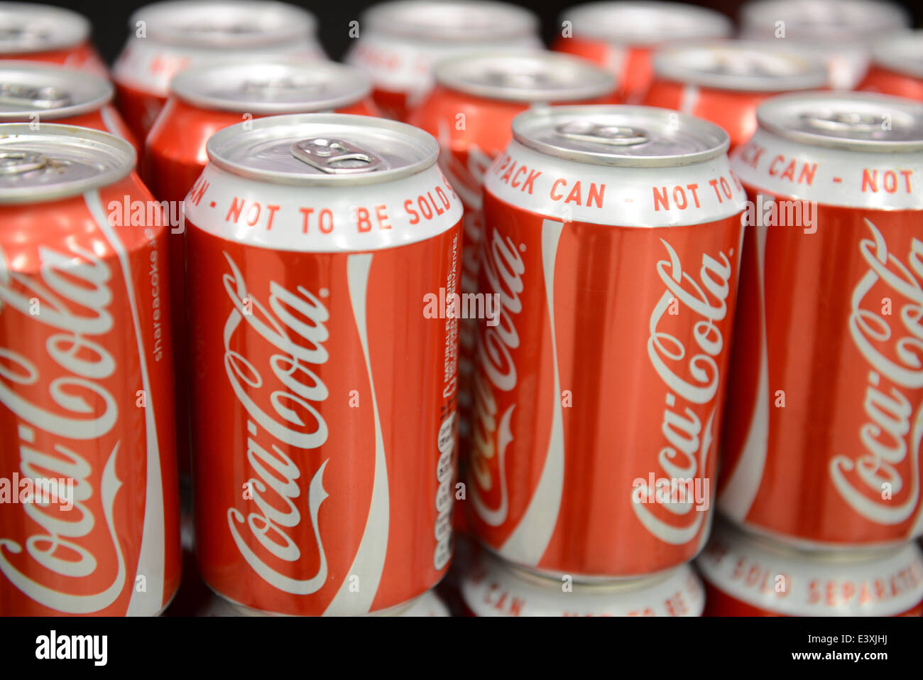 Multipack Dosen Coca Cola Stockfoto