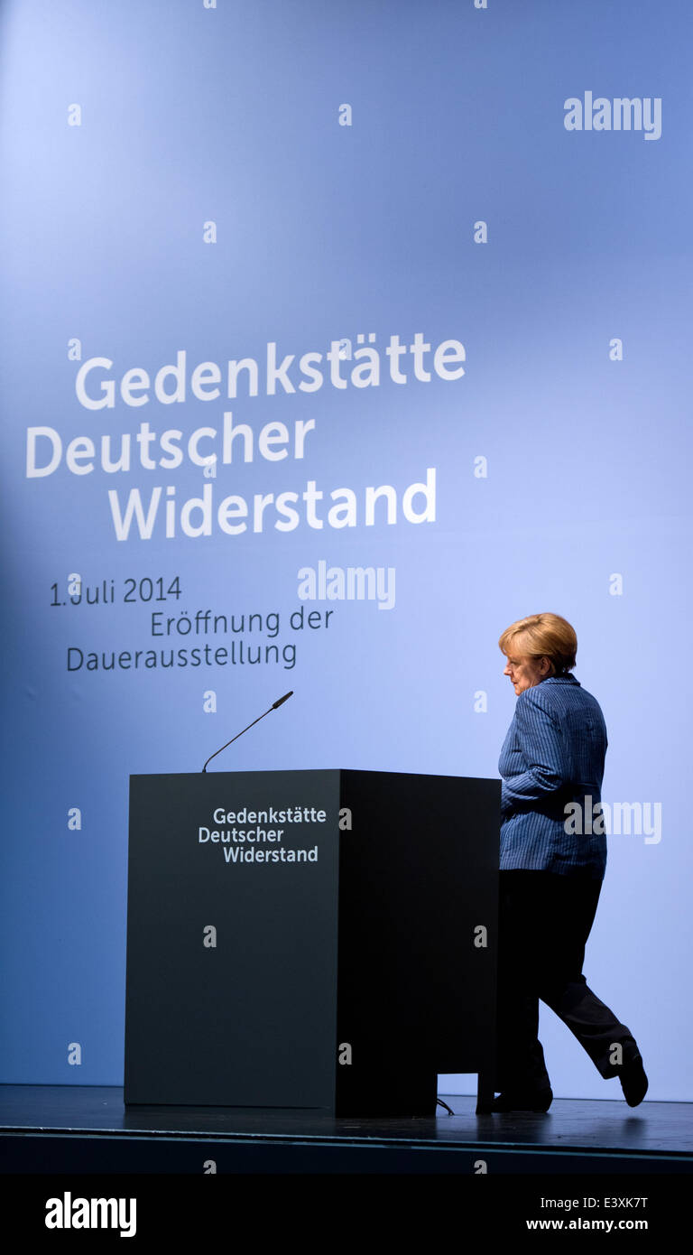 Berlin, Deutschland. 1. Juli 2014. Bundeskanzlerin Angela Merkel geht auf das Rednerpult während der offiziellen Einweihung der neu gestalteten Dauerausstellung in der Gedenkstätte Deutscher Widerstand in Berlin, Deutschland, 1. Juli 2014. Die neue Permamnent Ausstellung "Widerstand gegen den Nationalsozialismus" befindet sich in einen Teil von dem Bendlerblock, das Hauptquartier der Widerstandsgruppe der Offiziere der Wehrmacht, der 20 Juli Plot gegen Adolf Hitler 1944 durchgeführt. Bildnachweis: Dpa picture Alliance/Alamy Live News Stockfoto