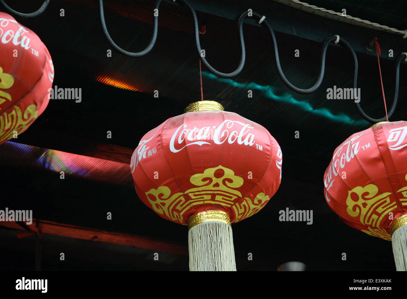 Rote Lampions verfügen über das Logo der Softdrink-Hersteller Coca-Cola in Künstler Bezirk von Dashanz in Peking, China. Viele Künstler zog in den 1990er Jahren in dieser Gegend Einrichten von Werkstätten und Ateliers und Peking Bezirk von Dashanz in einer lebendigen und trendigen Künstlerviertel zu verwandeln. Das Künstlerviertel wird oft beschrieben als Bezirk 798 oder Factory 798 nach einem Gebäude der ehemaligen Fabrik zusammengesetzte 718. Foto: Alexandra Schuler - keine Kabel-SERVICE- Stockfoto