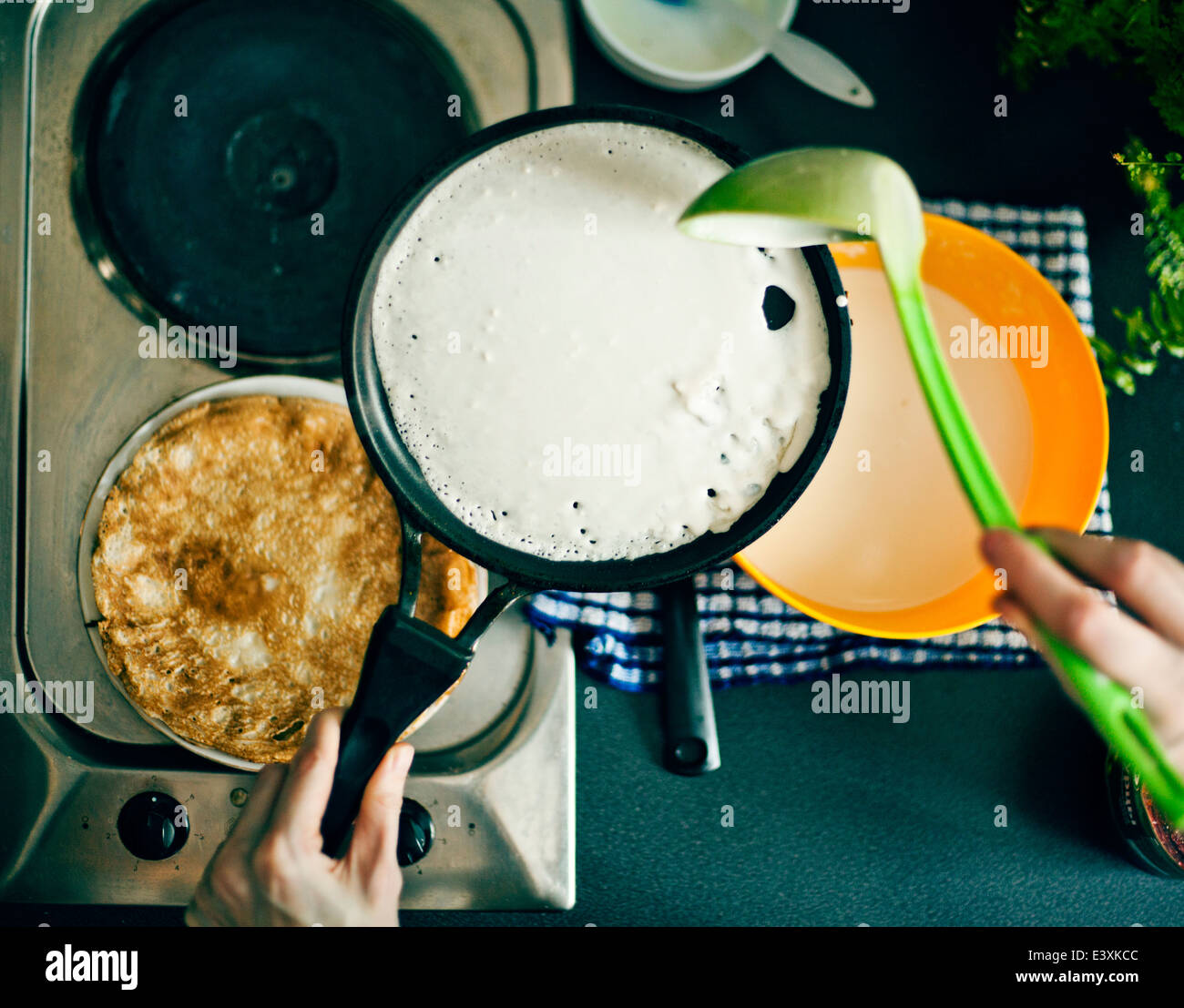 Frau macht Pfannkuchen in Küche Stockfoto