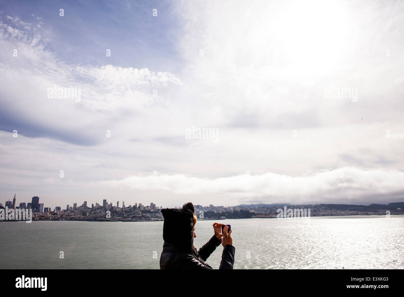 Frau unter Bild der Skyline der Stadt, San Francisco, California, Vereinigte Staaten von Amerika Stockfoto
