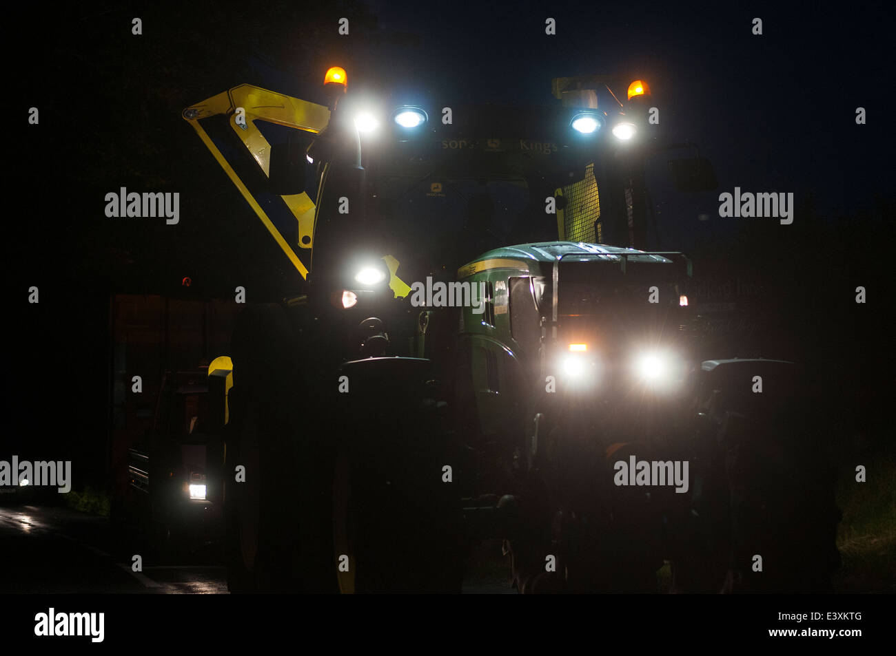 John Deere Traktor Landwirtschaft Landwirte Nacht Landwirtschaft Geschieht Zufallig Und Oft Im Fruhjahr Warmeres Wetter Und Zusatzliche Sunl Stockfotografie Alamy