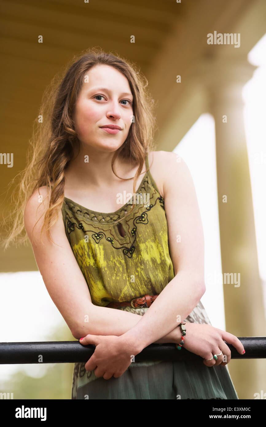 Kaukasischen Mädchens stützte sich auf Geländer Stockfoto