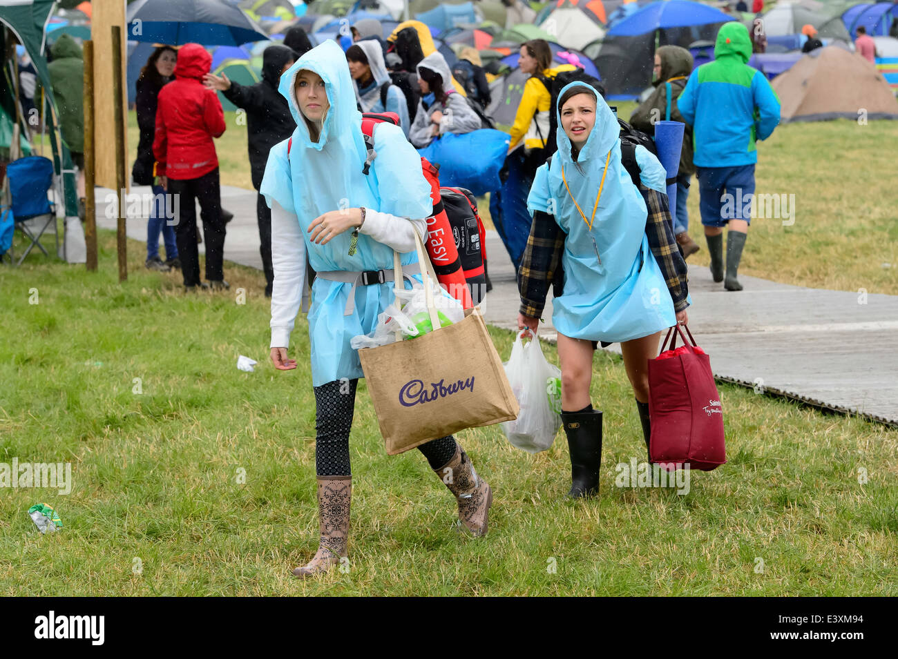 Festivalbesucher bei Regen beim Glastonbury Music Festival, England, Freitag, 27. Juni 2014. Stockfoto