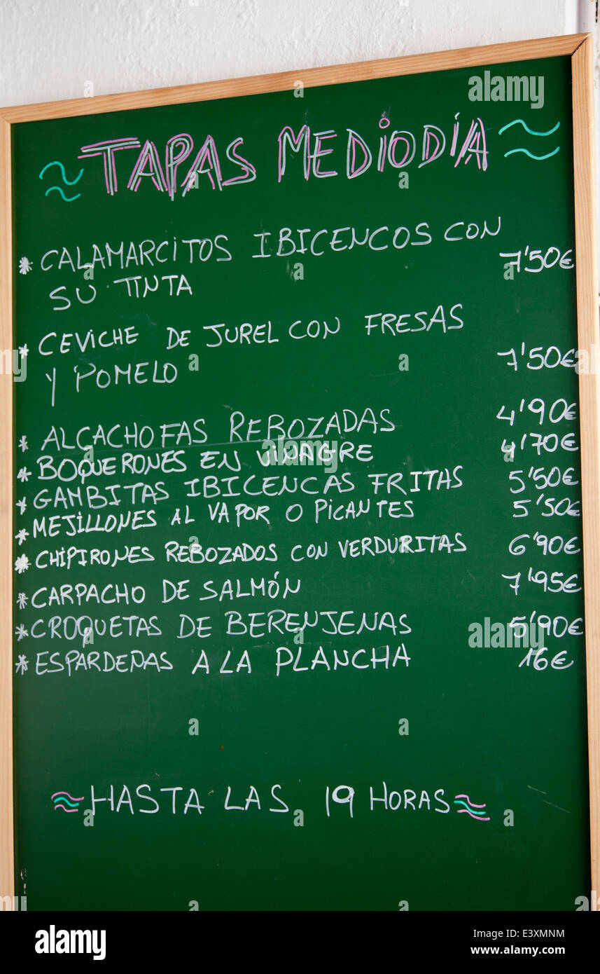 Tapas-Mittagessen-Menü auf Tafel auf Ibiza geschrieben Stockfoto