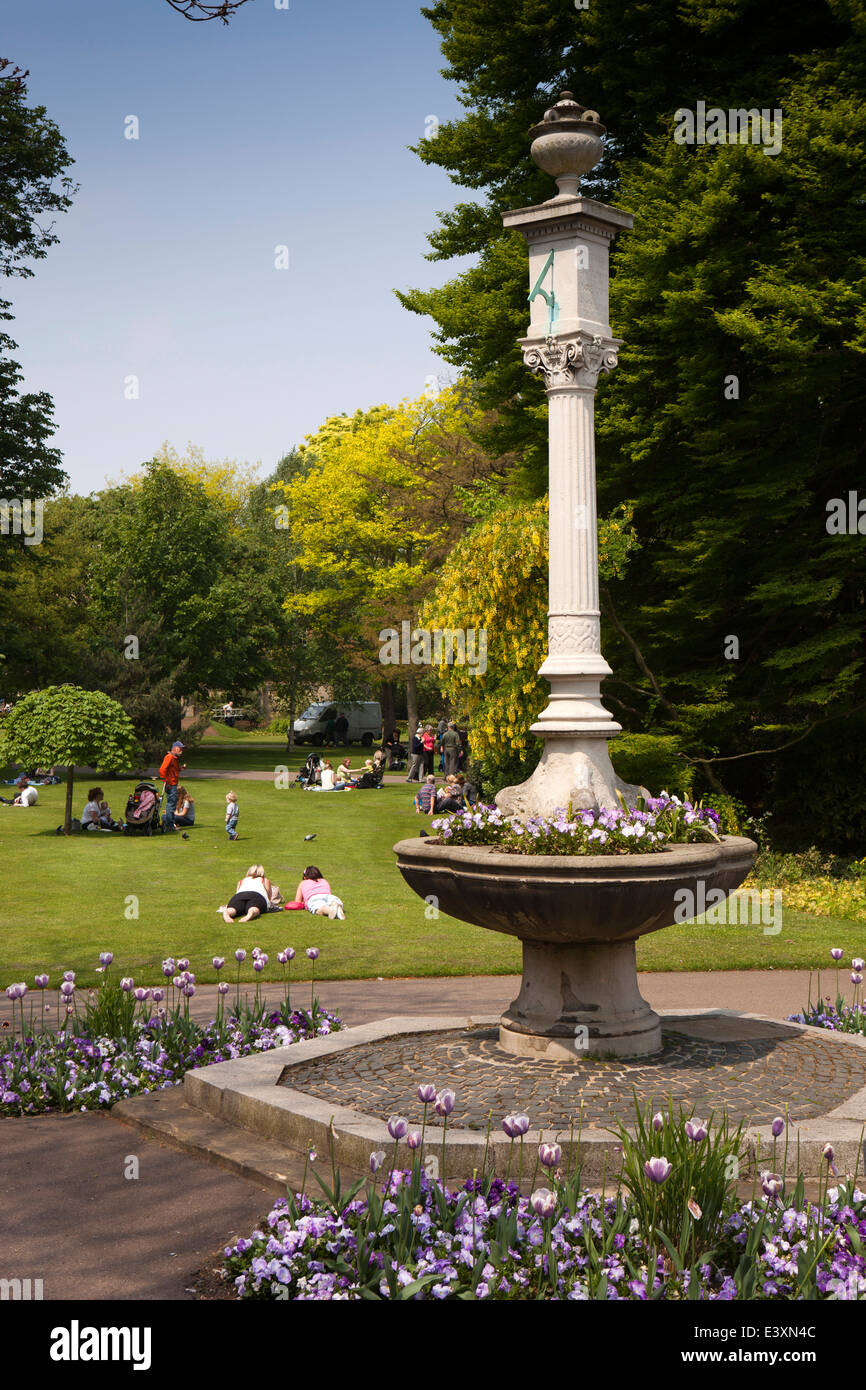 UK England, Suffolk, Bury St Edmunds, Abbey Park, Marquis von Bristol Sonnenuhr Brunnen Stockfoto