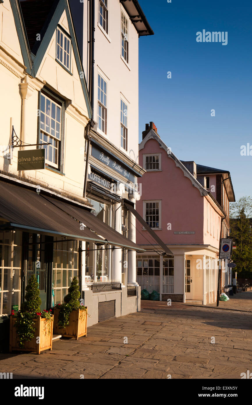 UK England, Suffolk, Bury St Edmunds, Angel Hill, Coffee-Shops in Ecke Abbeygate St. Stockfoto