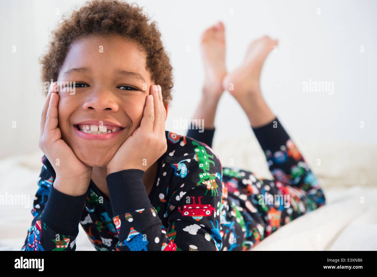 Schwarzer Junge lächelnd in Pyjamas Stockfoto