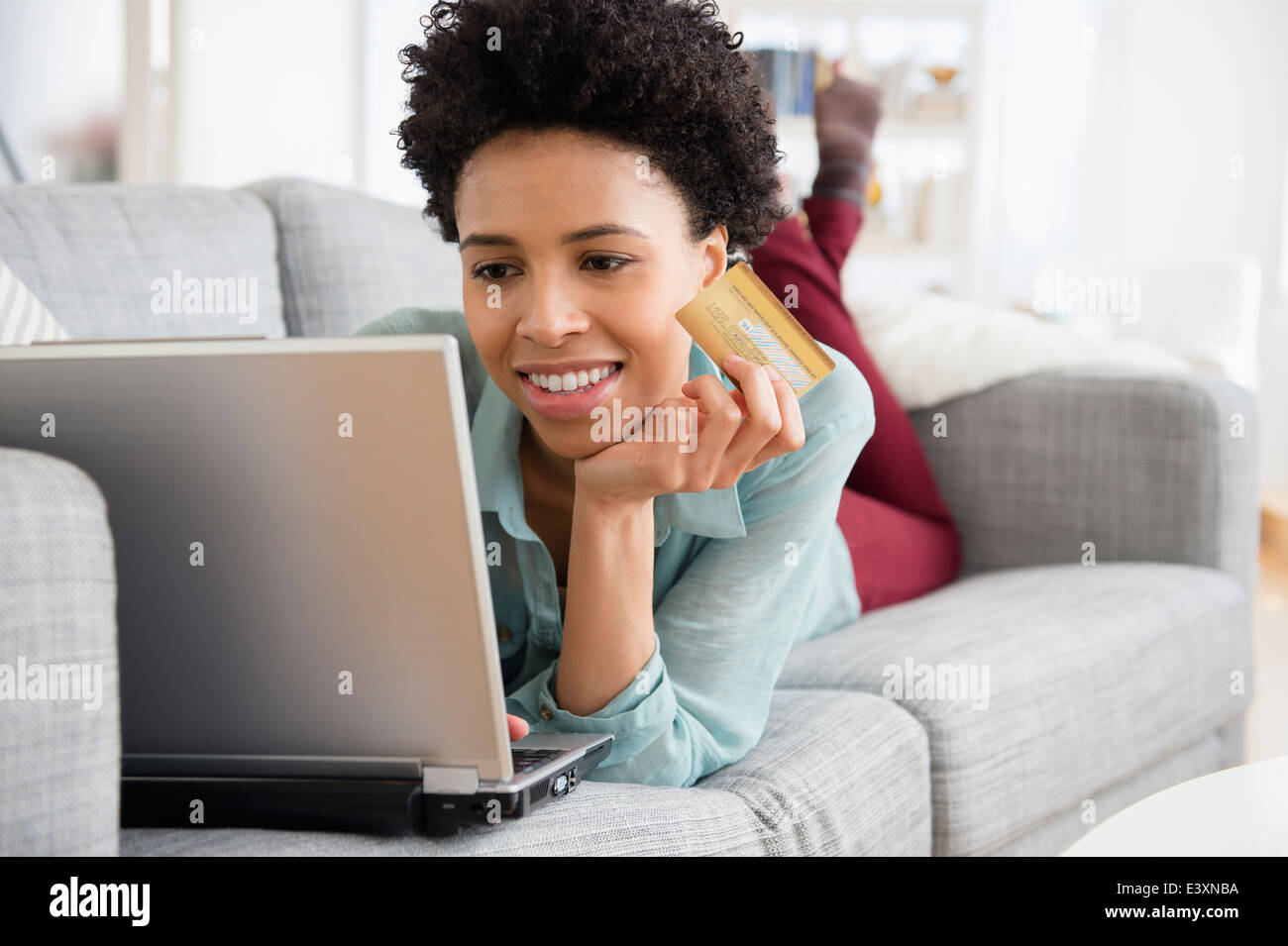 Schwarze Frau, Online-shopping Stockfoto