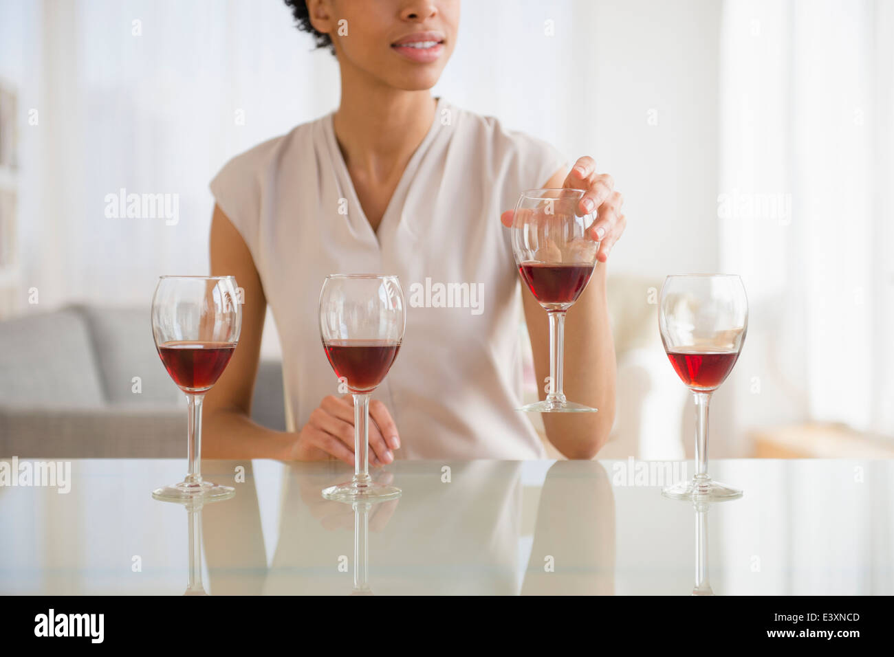 Schwarze Frau Weinprobe Stockfoto