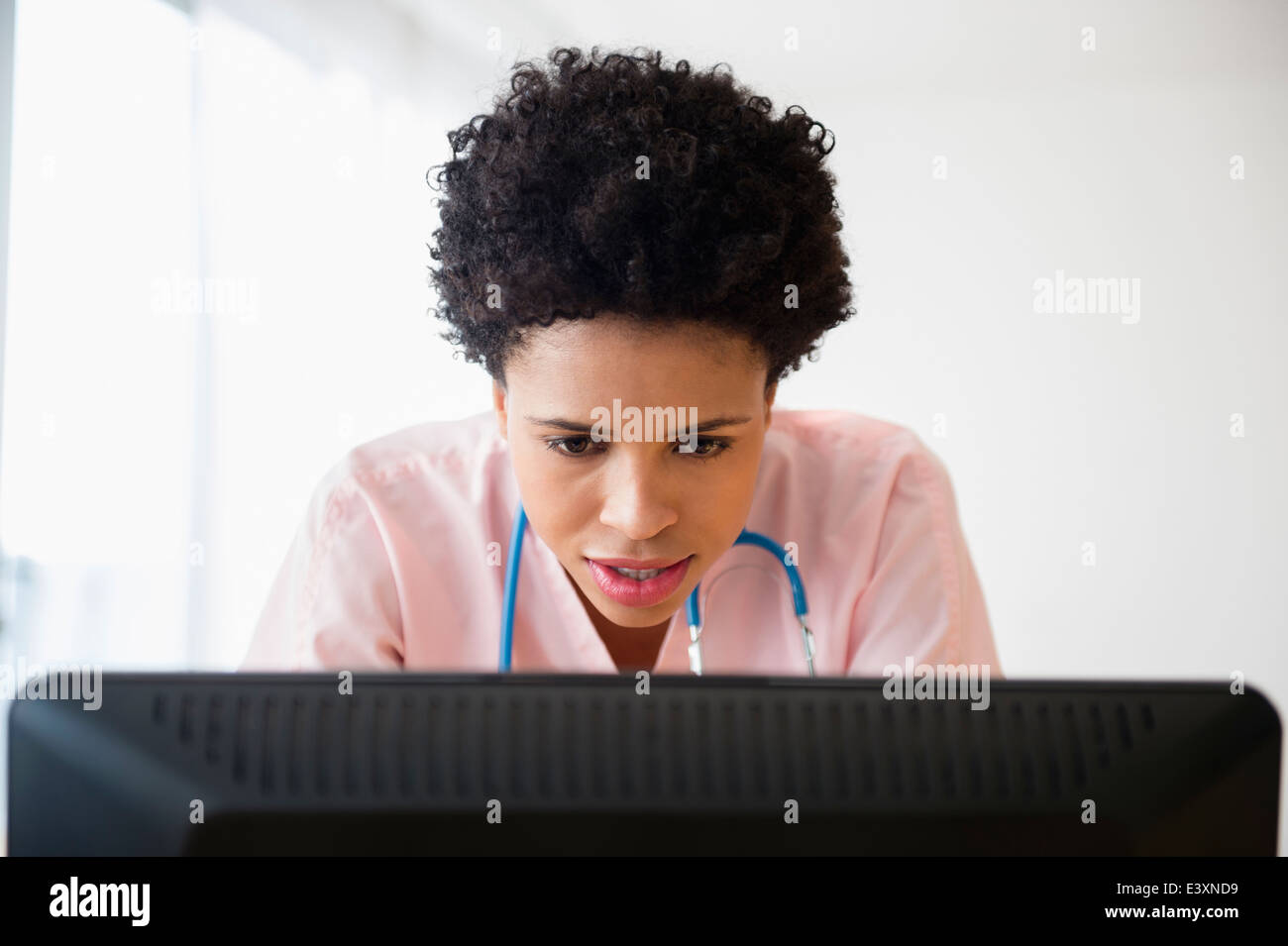 Schwarze Krankenschwester arbeiten am Computer im Büro Stockfoto
