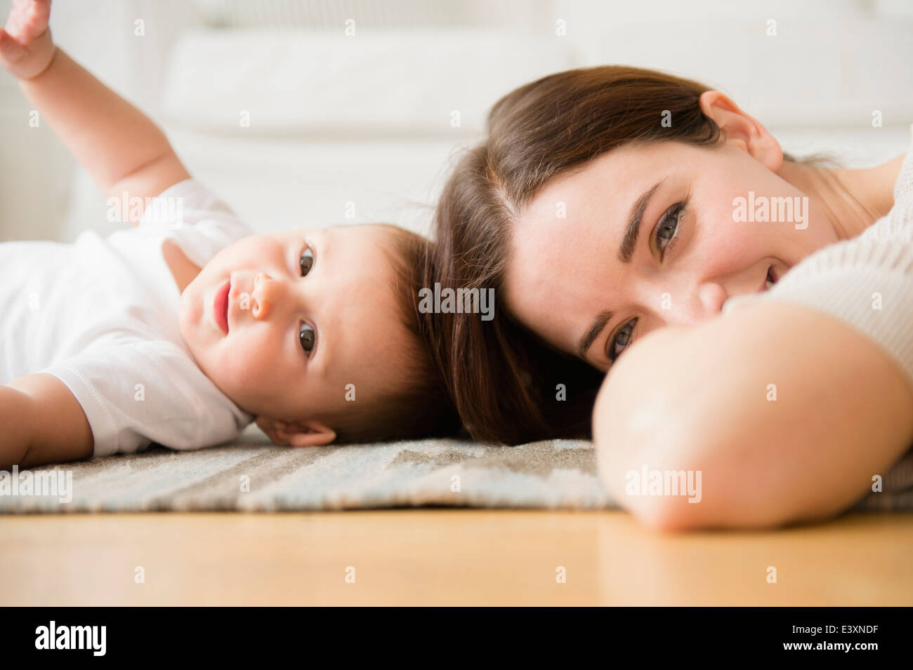 Mutter und Baby spielen im Wohnzimmer Stockfoto