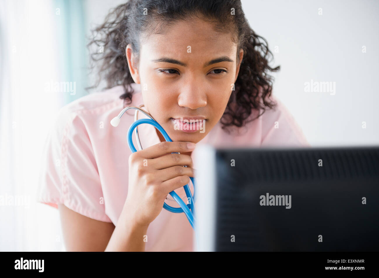 Gemischte Rassen Krankenschwester mit Computer im Krankenhaus Stockfoto