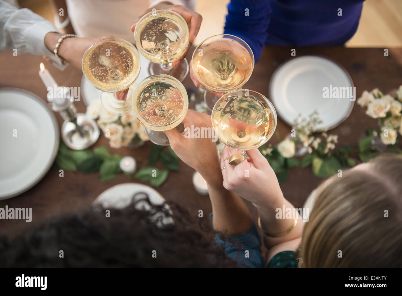Frauen Toasten gegenseitig mit Champagner Stockfoto