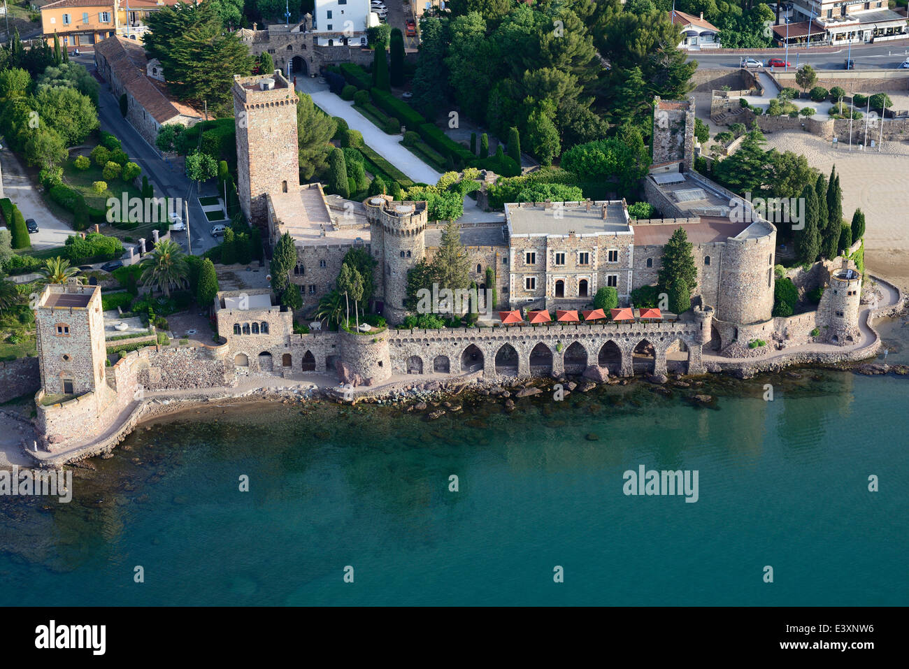 LUFTAUFNAHME. Mittelalterliche Burg an der Mittelmeerküste. La Napoule Castle, Mandelieu-La Napoule, Alpes-Maritimes, Französische Riviera, Frankreich. Stockfoto