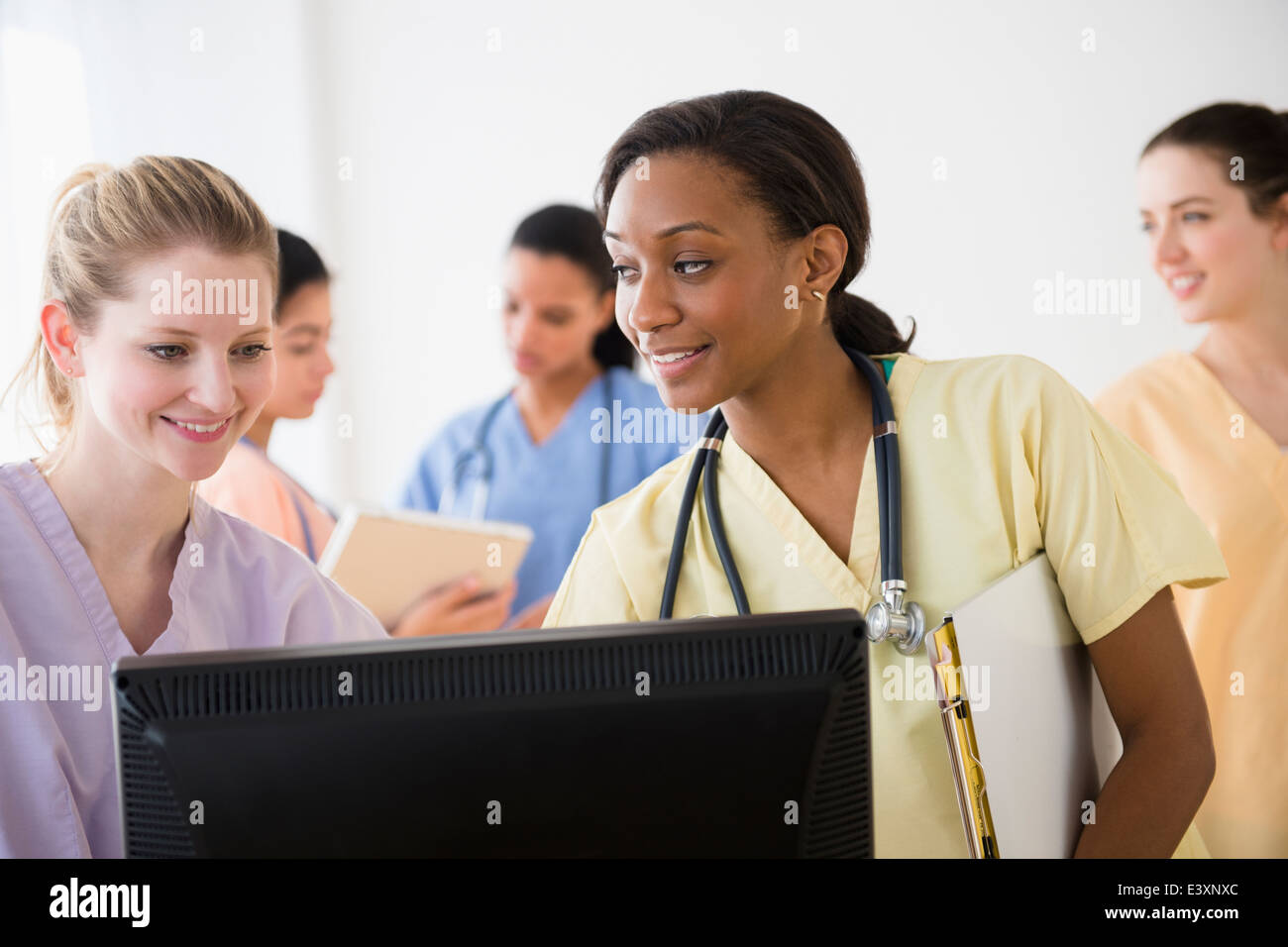 Krankenschwestern mit Computer zusammen im Krankenhaus Stockfoto