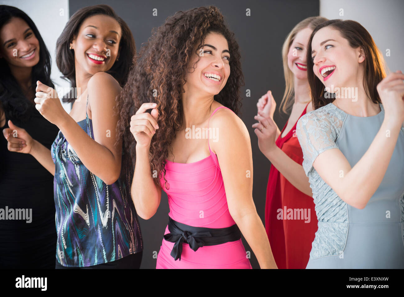 Drei tanzende frauen Stockfotos und -bilder Kaufen - Alamy