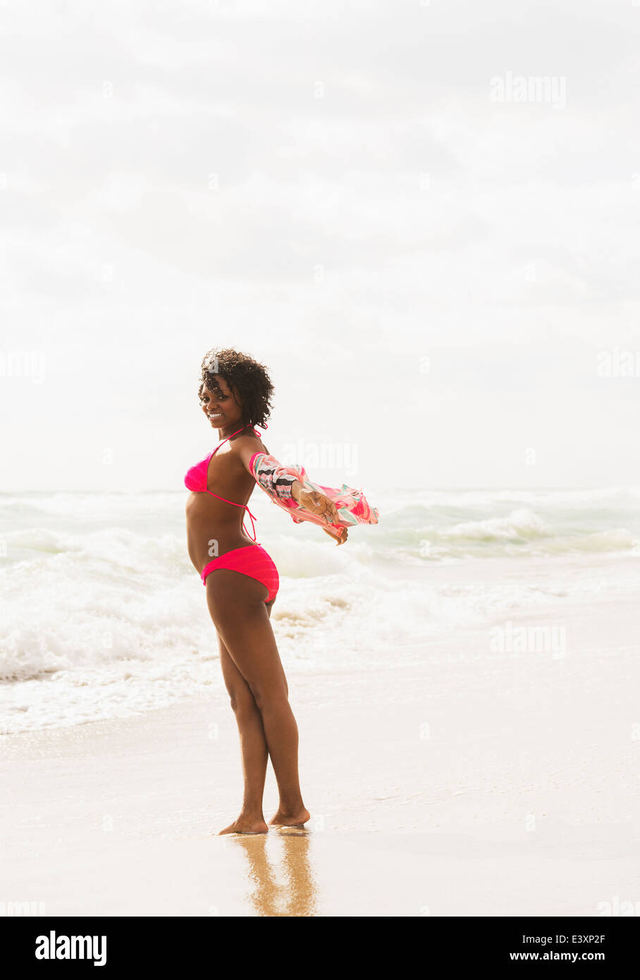 Afrikanische amerikanische Frau, die am Strand Stockfoto