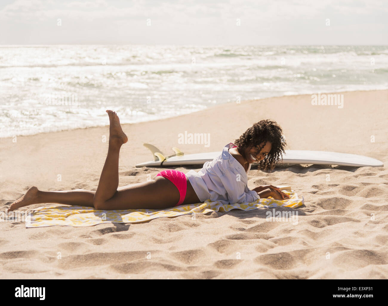 Afroamerikanische Frau Entspannung am Strand Stockfoto