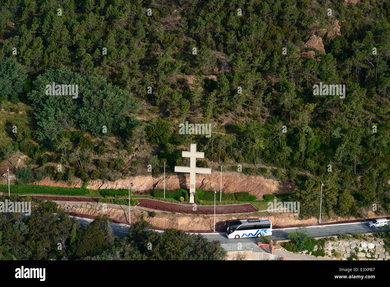 LUFTAUFNAHME. Cross of Lorraine, ein Denkmal für den Zweiten Weltkrieg. Théoule-sur-Mer, Estérel-Massiv, Alpes-Maritimes, Französische Riviera, Frankreich. Stockfoto