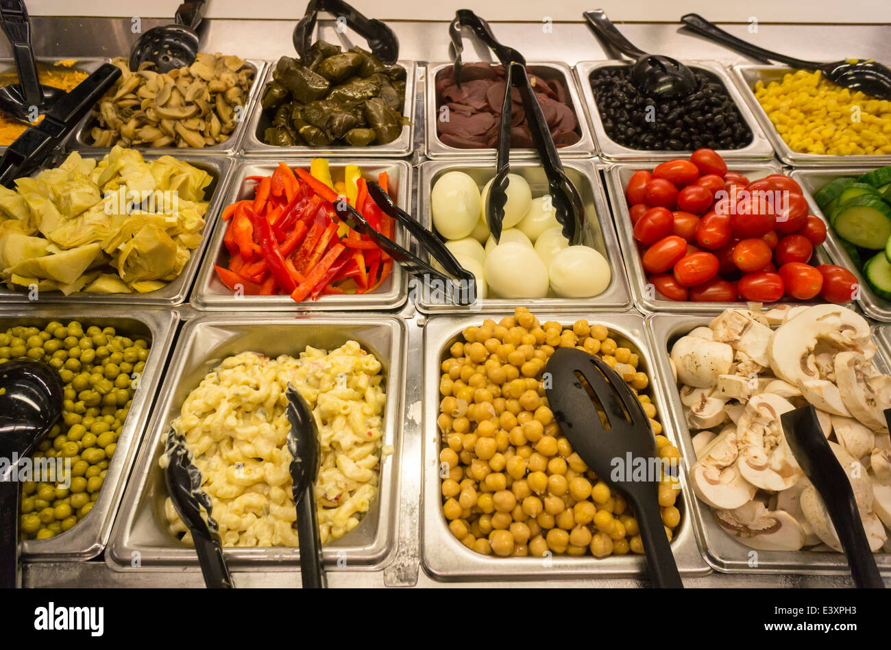 Eine Salatbar in einem Delikatessenladen in New York am Freitag, 27. Juni 2014 ist alles bereit für den Lunch-Time-Rush. (© Richard B. Levine) Stockfoto