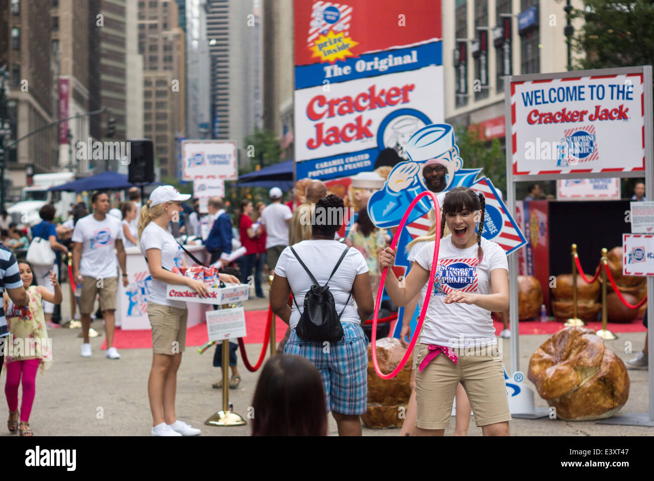 Eine Werbeveranstaltung für den legendären Cracker Jack-Snack mit dem Titel "The Überraschung im Inneren Project" wird von Menschenmassen in New York besucht. Stockfoto