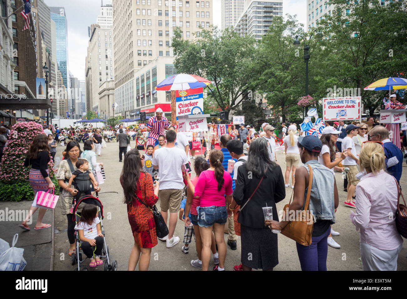 Eine Werbeveranstaltung für den legendären Cracker Jack-Snack mit dem Titel "The Überraschung im Inneren Project" wird von Menschenmassen in New York besucht. Stockfoto