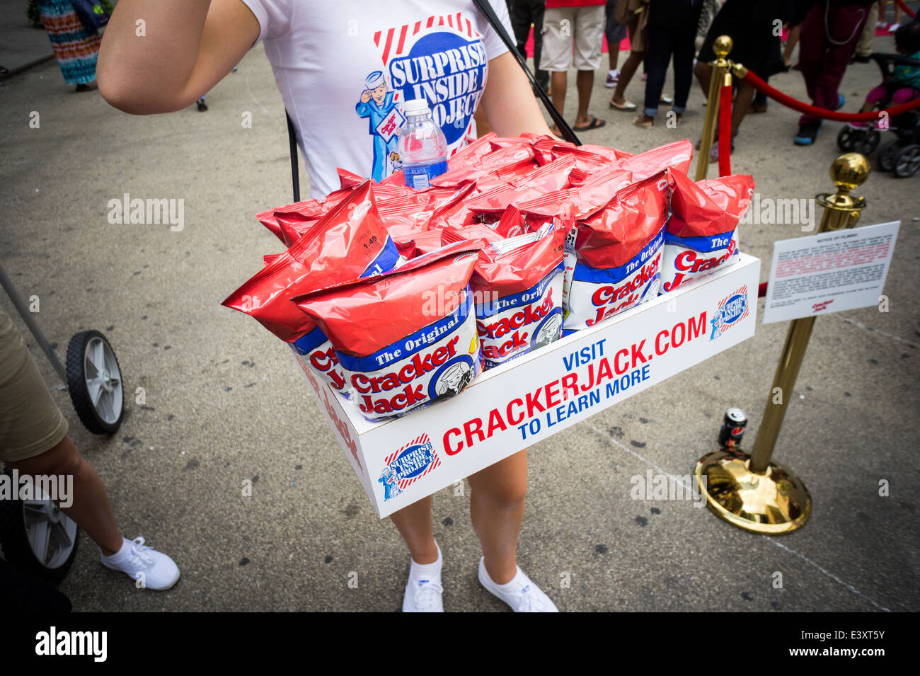 Eine Werbeveranstaltung für den legendären Cracker Jack-Snack mit dem Titel "The Überraschung im Inneren Project" wird von Menschenmassen in New York besucht. Stockfoto