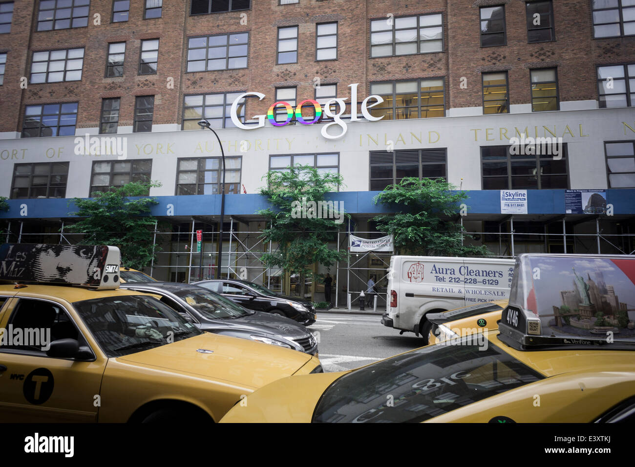 Die "doppelte o" das Google-Logo auf ihre Gebäude 111 Eighth Avenue in New York sind in Regenbogenfarben verziert. Stockfoto
