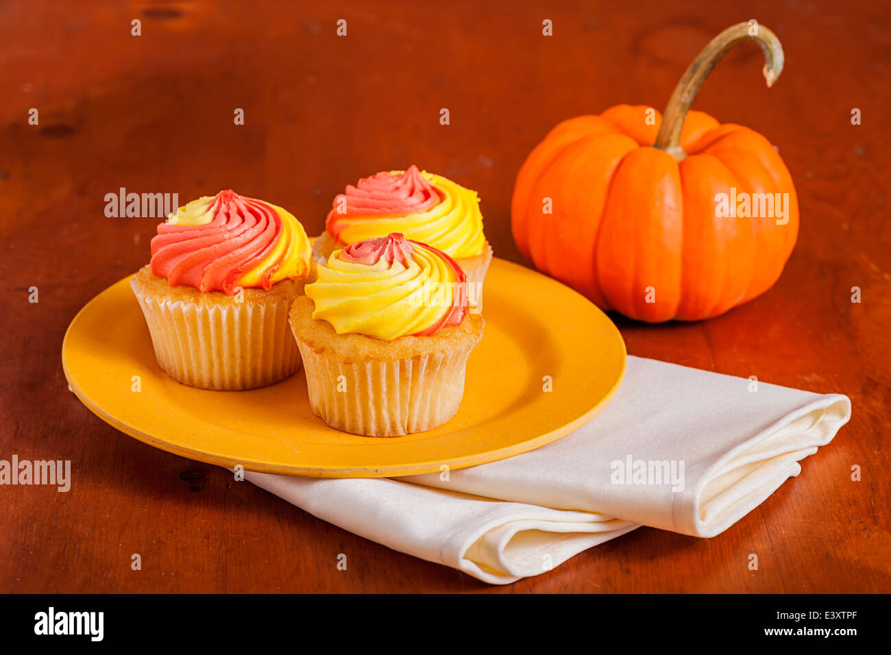 Leckere Muffins für Halloween dekoriert. Stockfoto