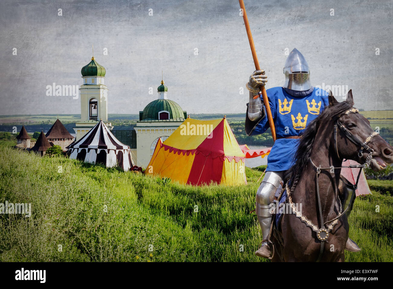 Gepanzerte Ritter auf Schlachtross über alte mittelalterliche Burg und Lager Stockfoto