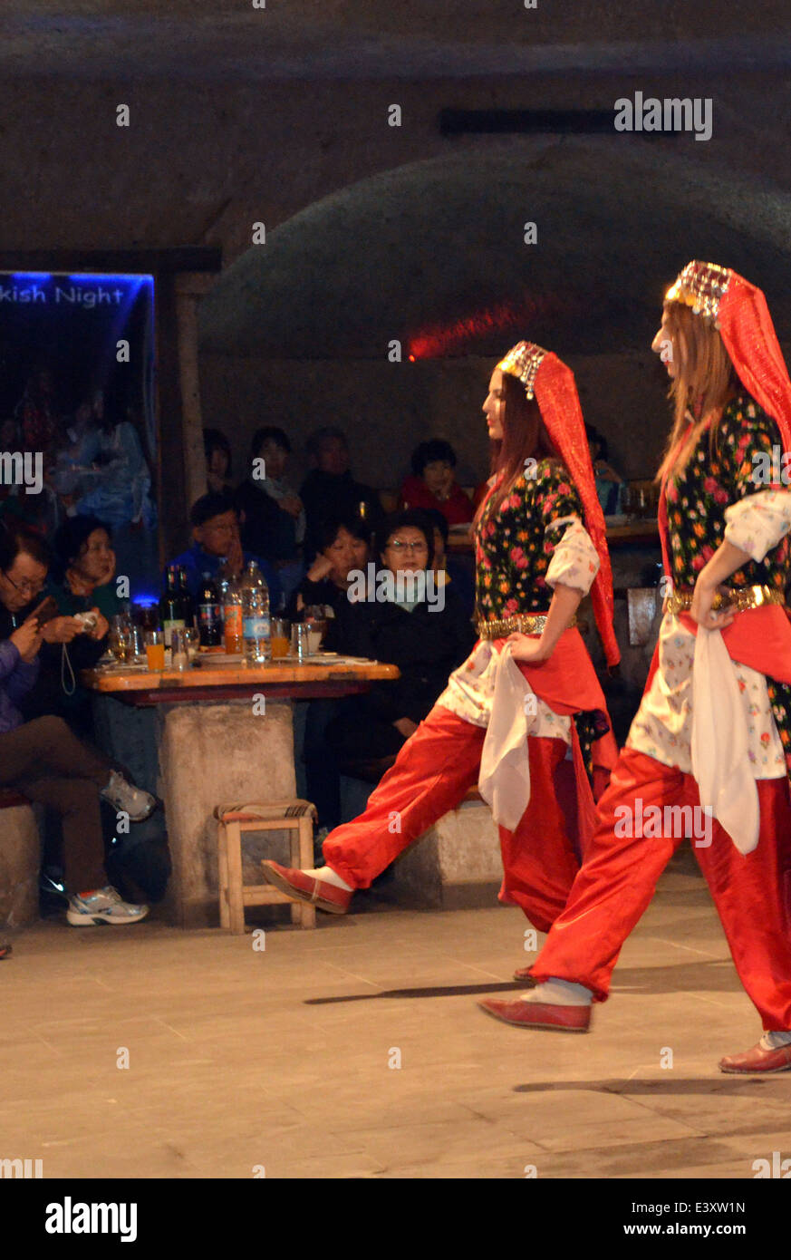 Ein Abend der Dancingand Unterhaltung nach einem Besuch in Thefairy Geschichte Häuser & Kirchen von Cappadocia.They sind lokale Entertainer. Stockfoto