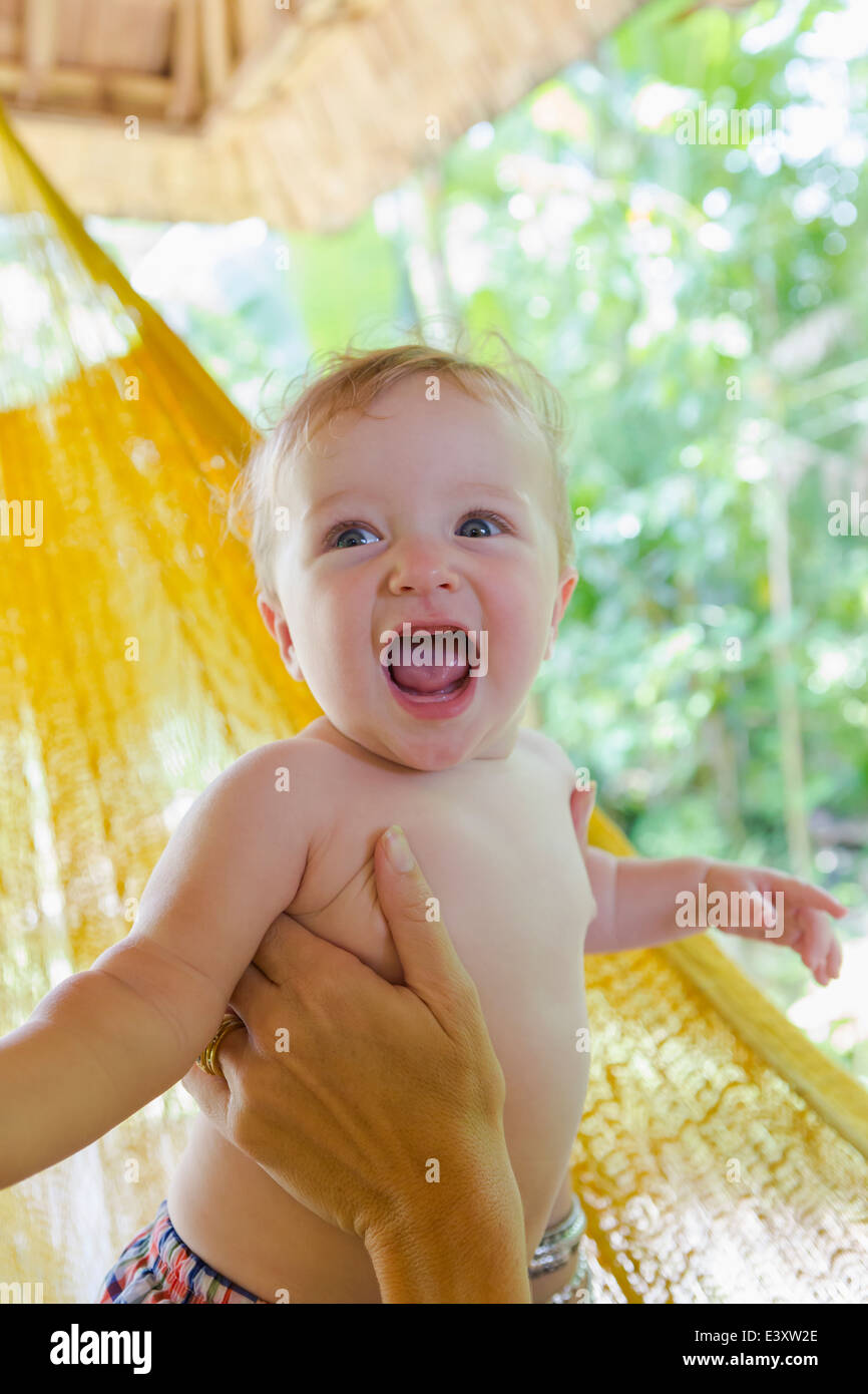 Kaukasische Mutter halten Baby in Hängematte Stockfoto
