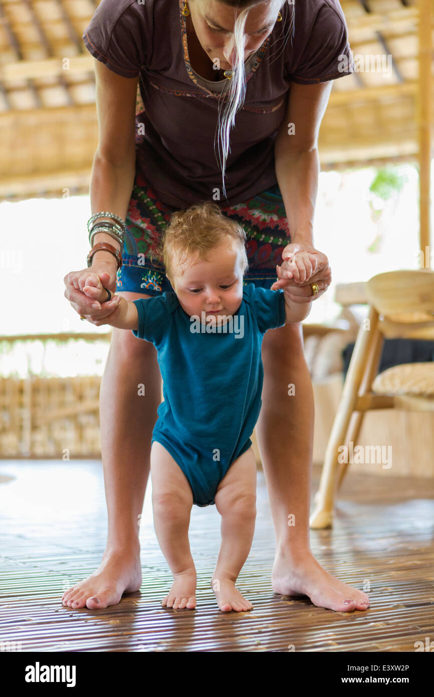 Kaukasische Mutter helfen Baby gehen Stockfoto