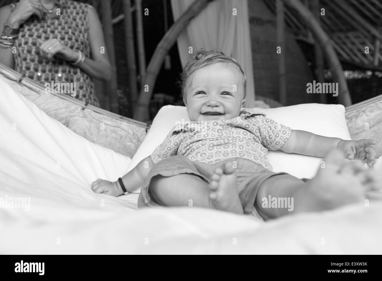 Kaukasische Baby lächelnd in Krippe Stockfoto