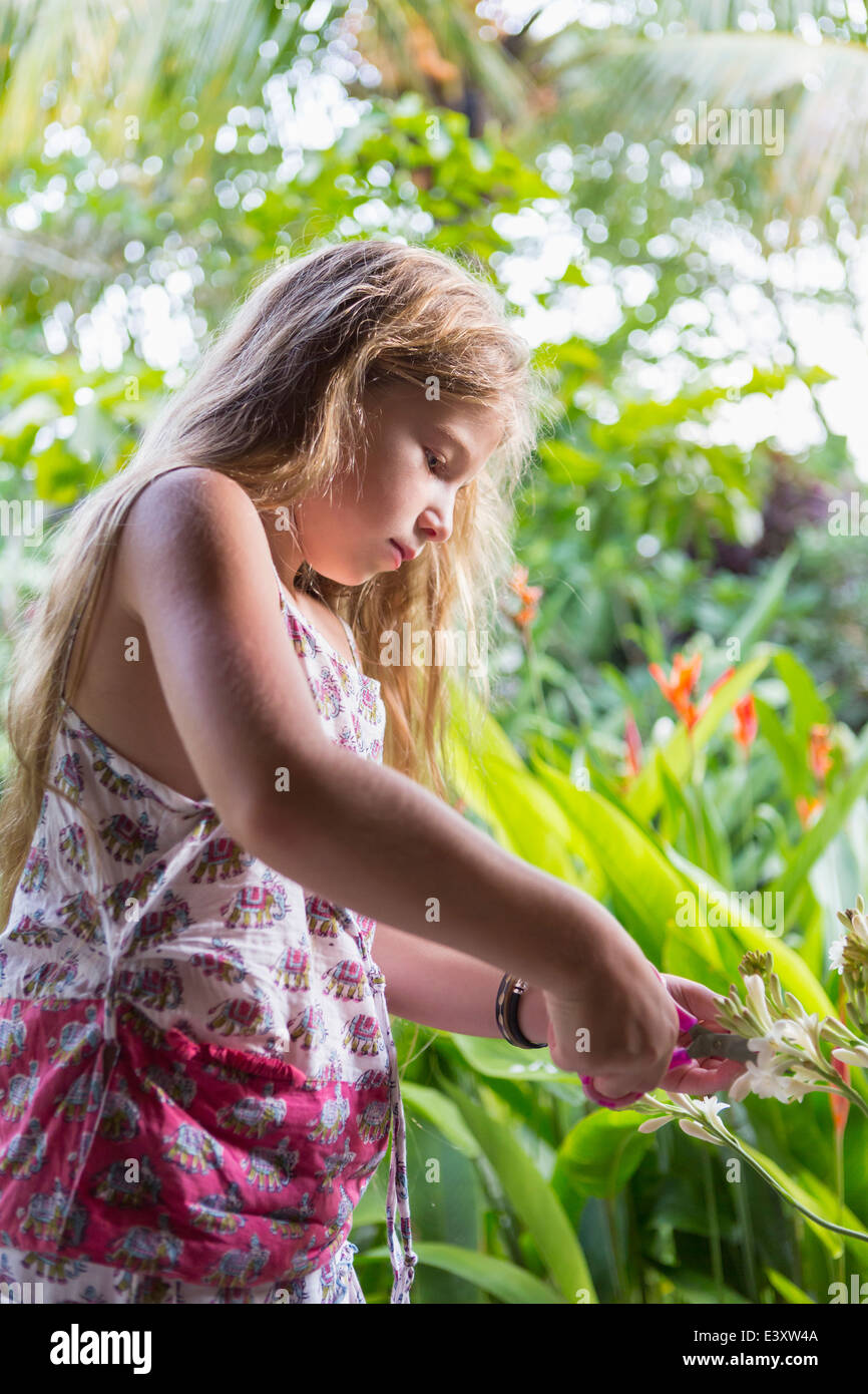 Kaukasische Mädchen bewundern Tropenpflanzen Stockfoto