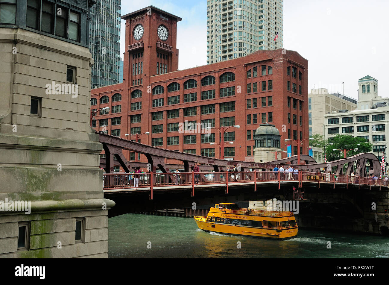 Chicago-Wasser-Taxi unter La Salle Street Bridge. Stockfoto