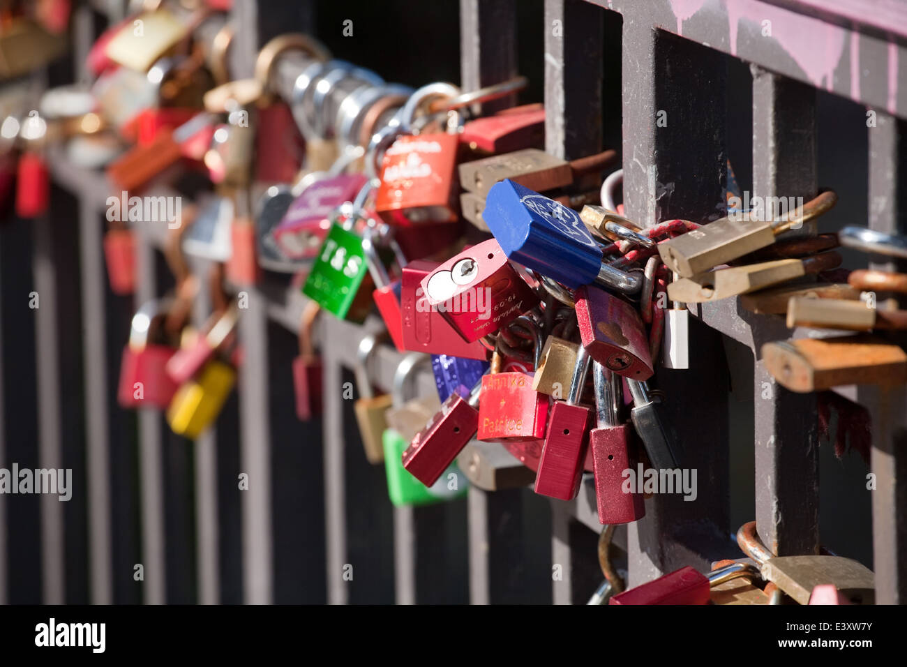 Hochzeit Liebe Sperren auf der Brücke-Geländer-Nahaufnahme Stockfoto