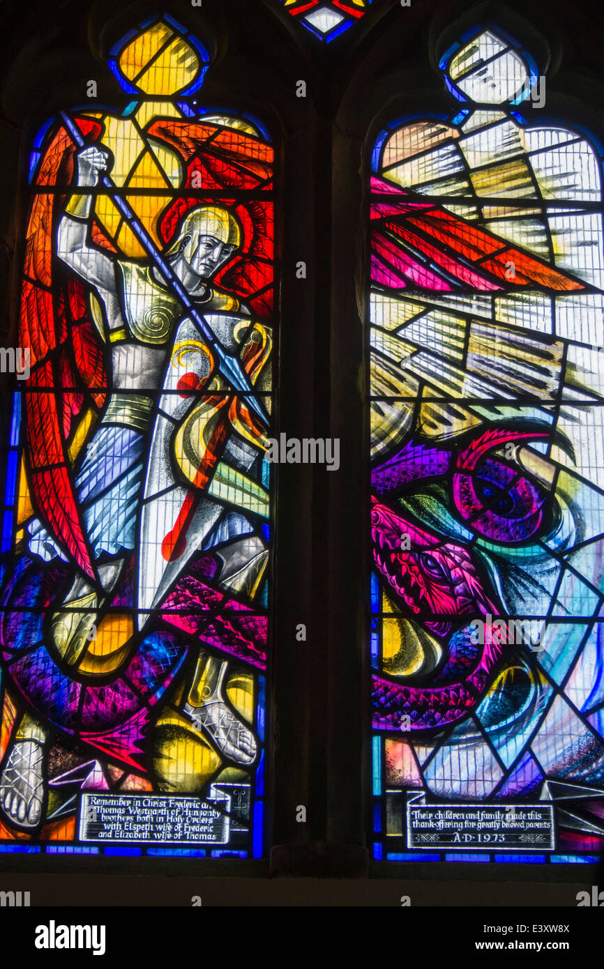 Glasfenster von Georg und der Drache in der Kirche St. Michael, Addingham, von S.M. Scott. Stockfoto