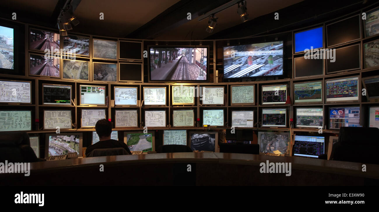 Steuern der Bedienkonsole im Miniatur Wunderland in Hamburg, Deutschland Stockfoto