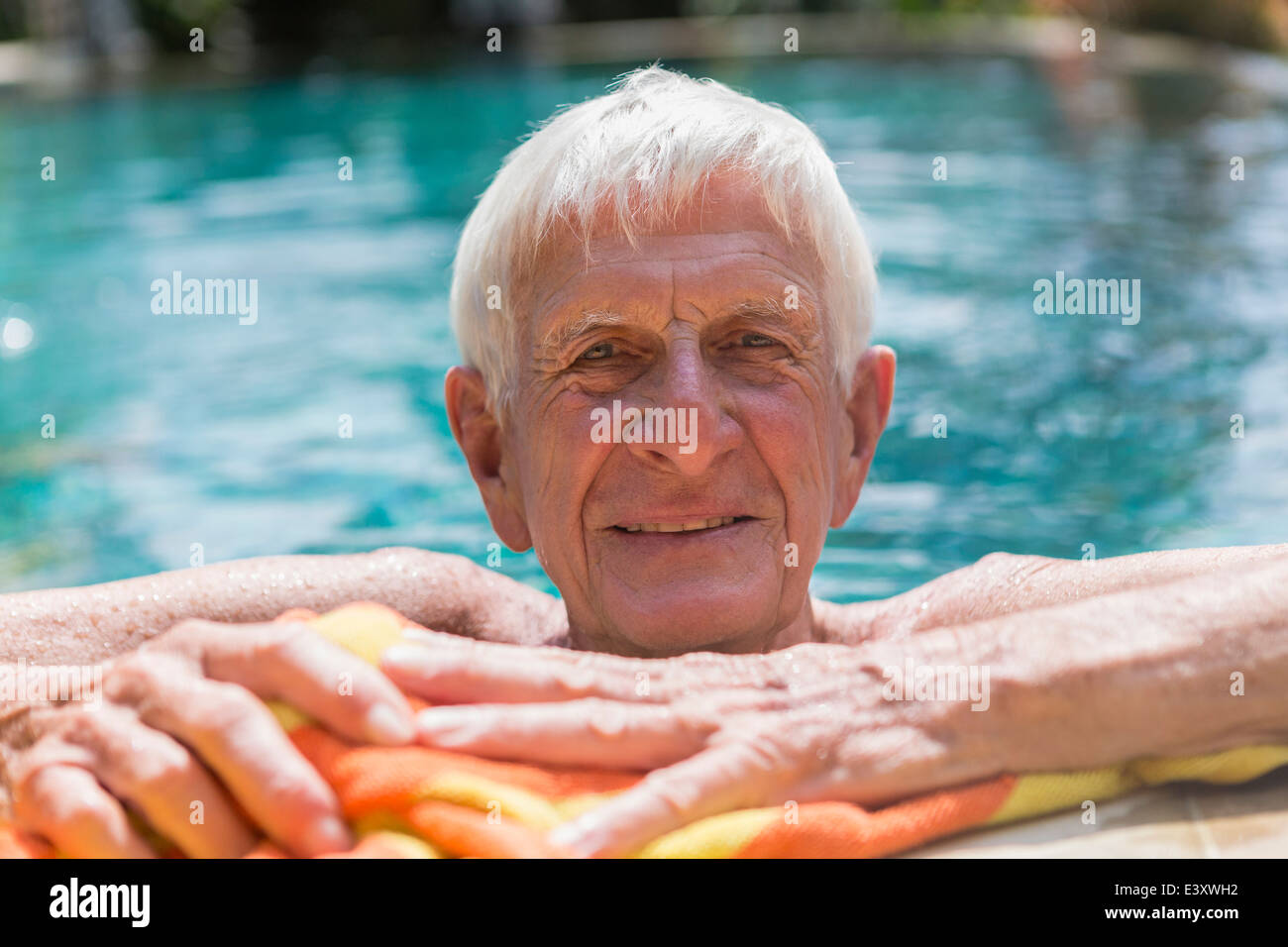 Senior kaukasischen Mann Entspannung im Schwimmbad Stockfoto