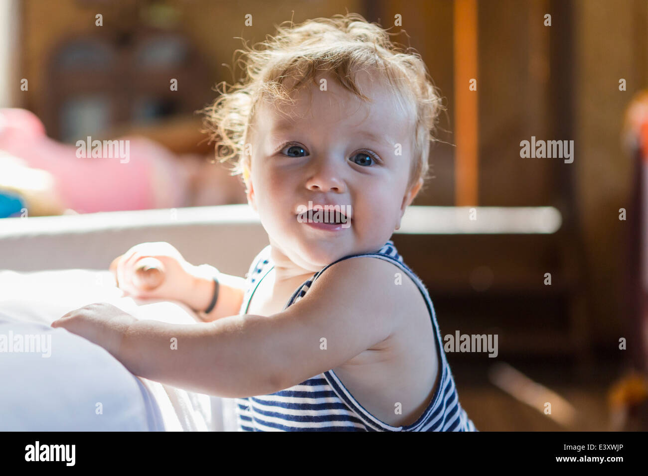 Kaukasische Baby stehend auf sofa Stockfoto