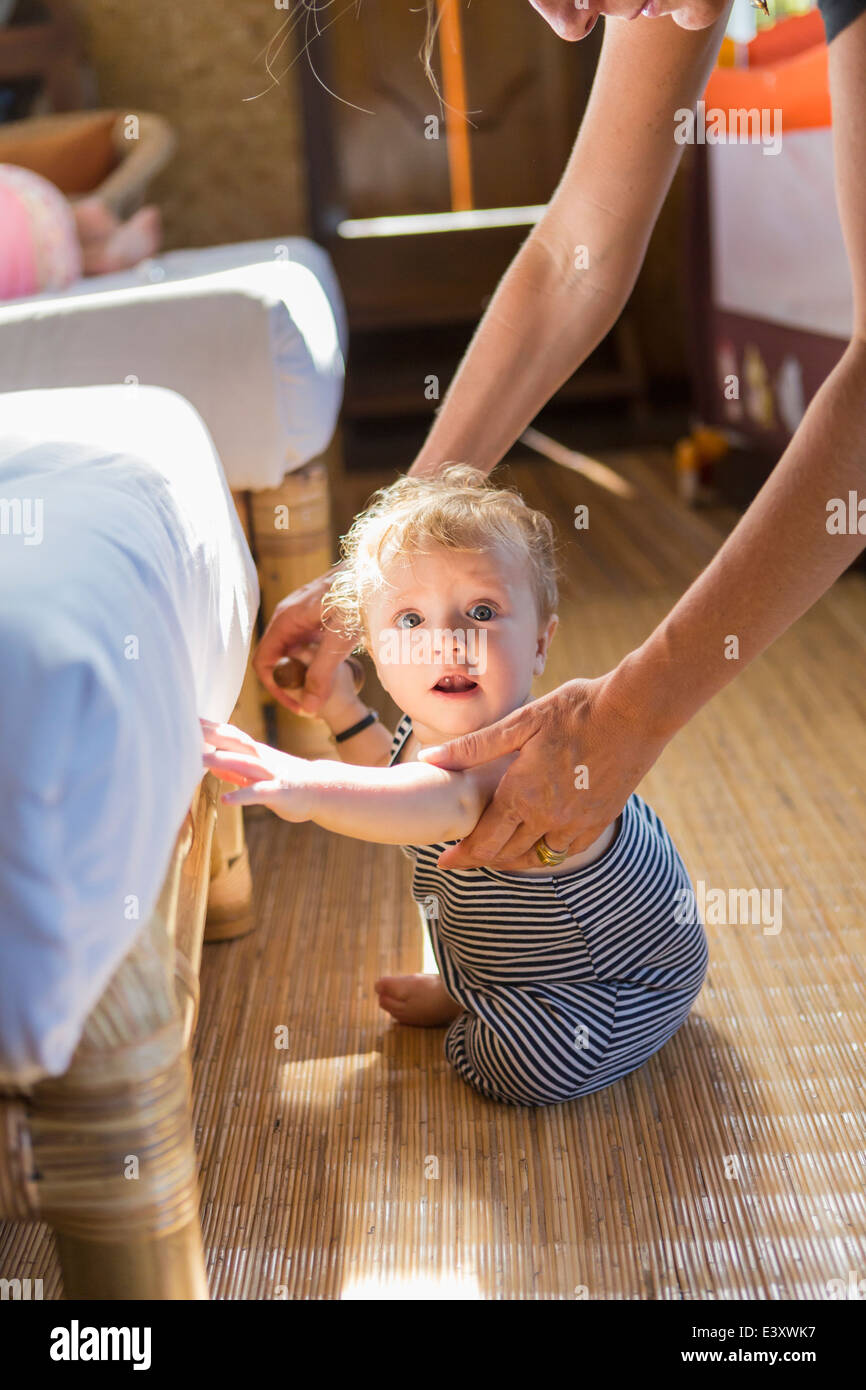 Kaukasische Babysitter-Sofa Stockfoto
